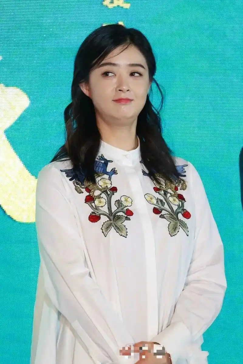 蒋欣不只脸瘦,身上都看不见赘肉了,真替她开心!