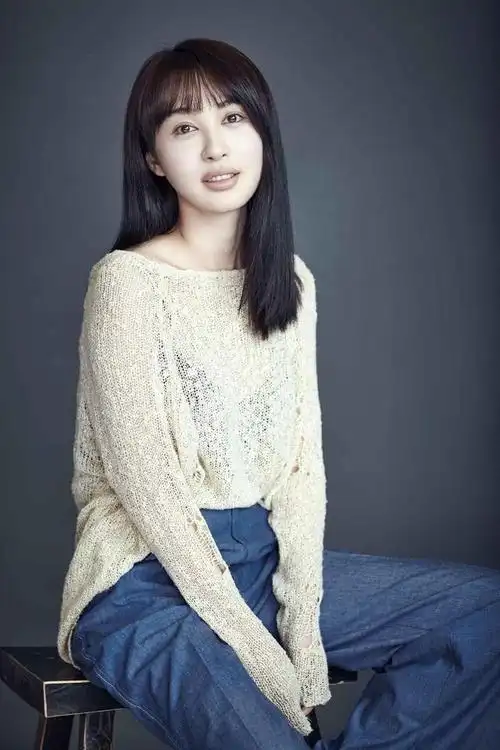 李菲儿具有甜美可爱的容颜,有高贵典雅的气质,演绎着高级的美感