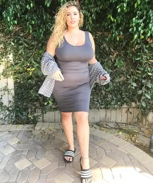 体重将近180斤大号微胖身材这样的女生你觉得美吗