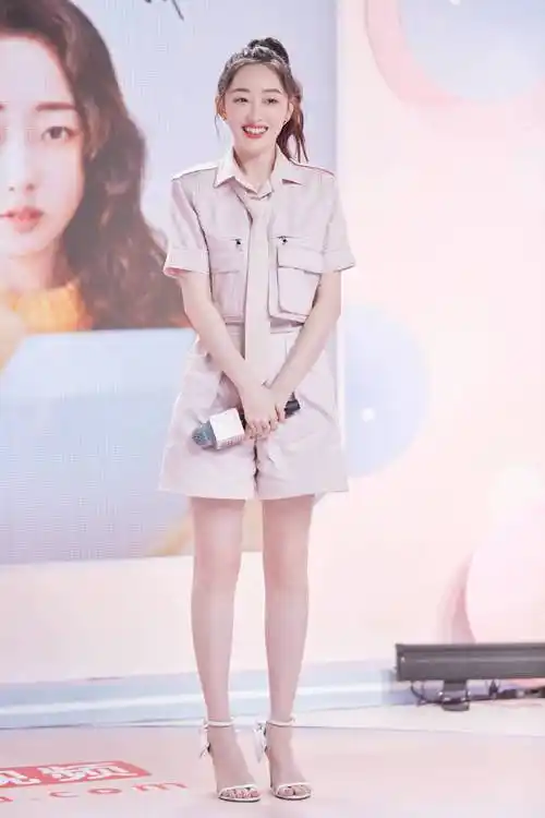 蒋梦婕美足合集突然发现她的脚是真美,而且很喜欢穿一字带不愧是林