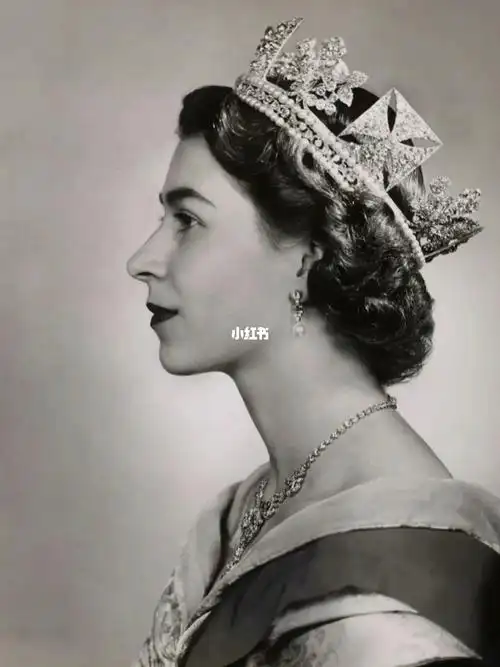 英女王伊丽莎白二世极具君主气息的王冠