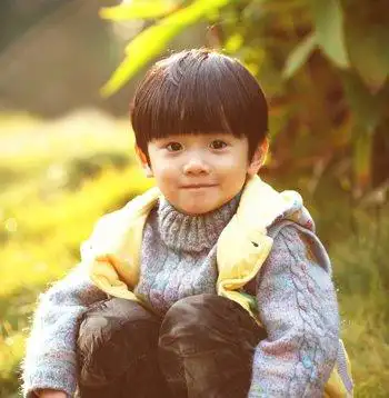 小男孩西瓜头发型在男童头型大全中是呼声最高的发型呢,整齐流畅的