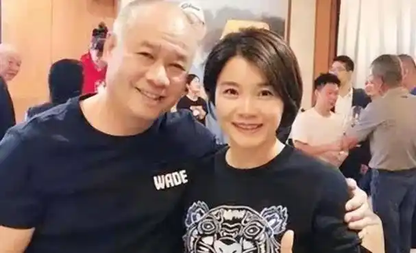体操王子李宁:身家过百亿,头发斑白尽显老态,六旬妻子依然貌美