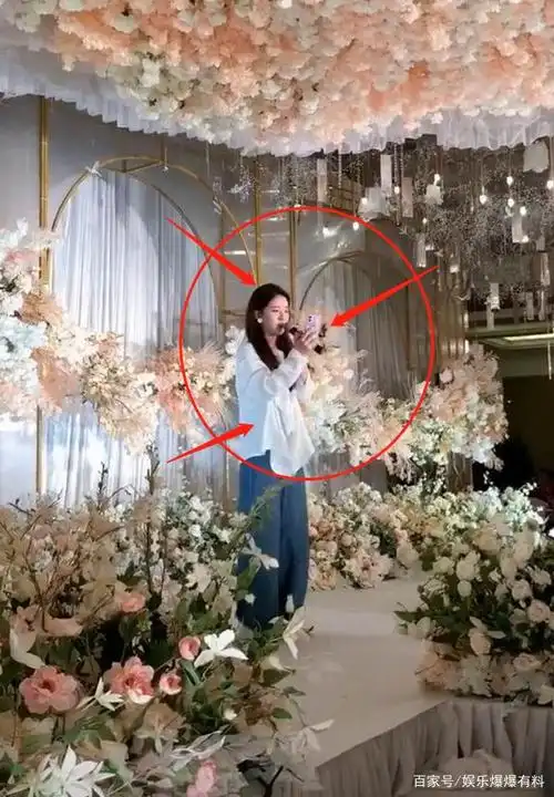 赵露思参加婚礼抢镜,看清路人镜头下的她,才懂明星和素人的区别