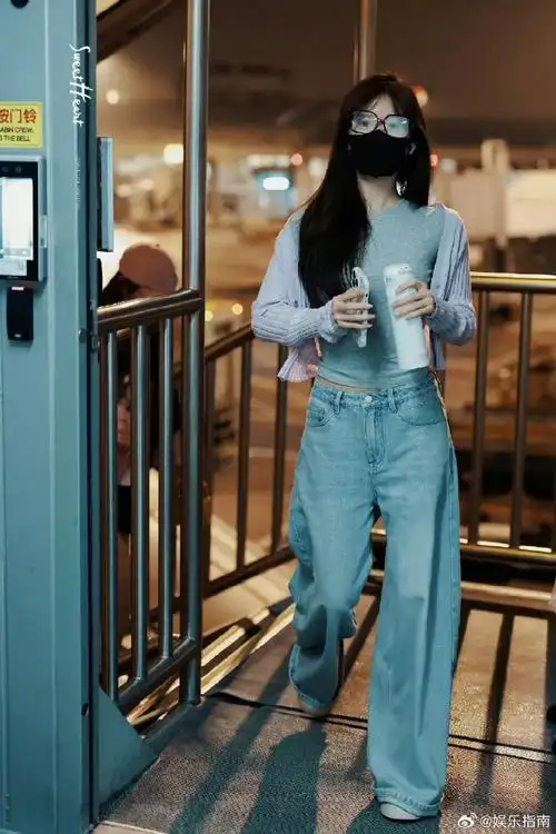 赵露思裤子好长#赵露思最新机场路透,简简单单的穿搭,身材管理真的好
