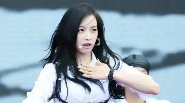 没想到,2024刚开年,37岁的宋茜就打出了一副"王炸"