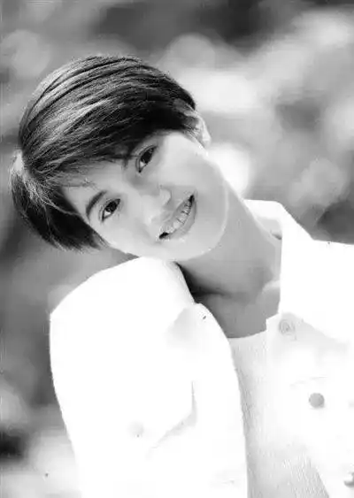 而且袁咏仪真的是极少数 可以同时驾驭短,中,长发的女星 短发造型四不