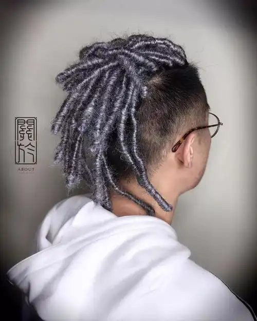 脏辫也可以做颜色变化,雾银色脏辫更吸睛undercut让长脏辫感觉不会太