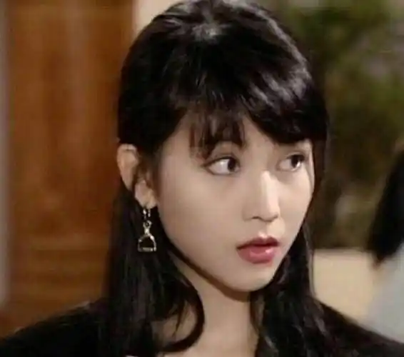 综艺里的港普更是圈粉一大批人,所以大家看到蔡少芬年轻时的巅峰颜值