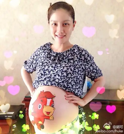 新闻客户端卓伟之前还在说人家baby是代孕  今天就被黄晓明晒孕照打脸
