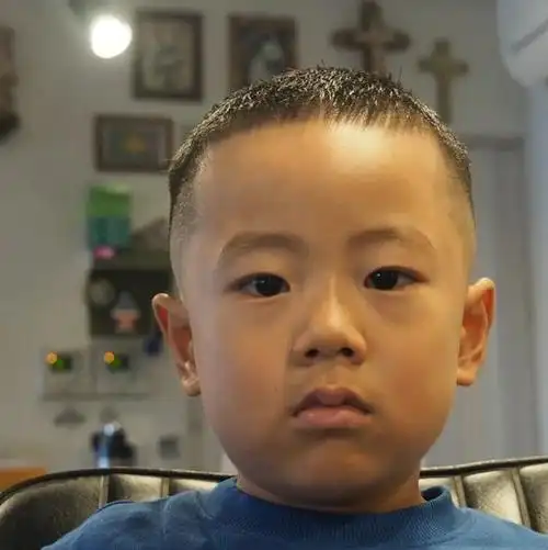 小男孩发型多样化,从简约的小寸头到时尚烫染发型,再到可爱的飞机头和