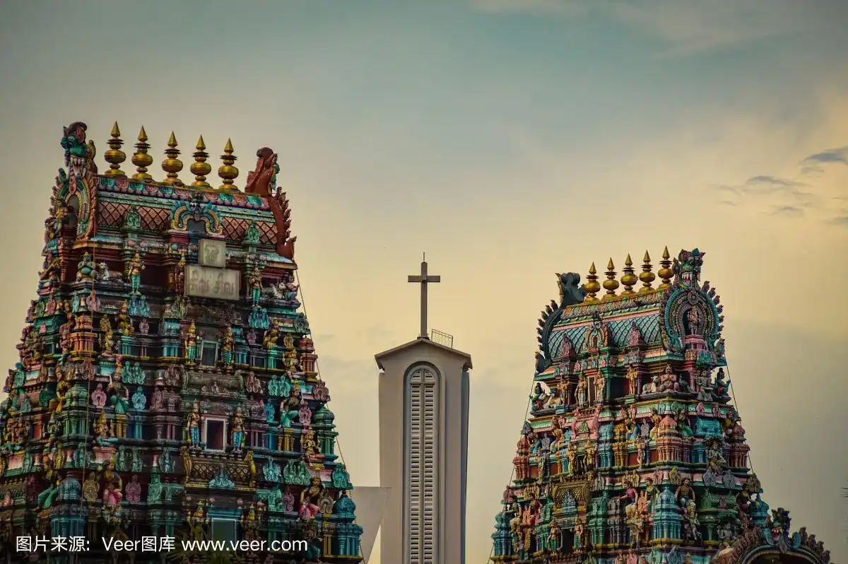 位于两座印度教寺庙之间的天主教堂
