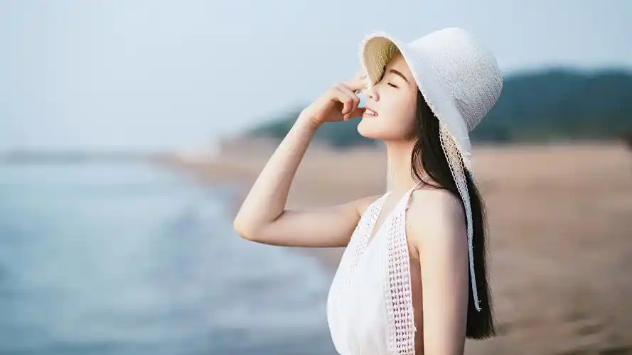 海边清纯美女帽子白色裙子4k壁纸