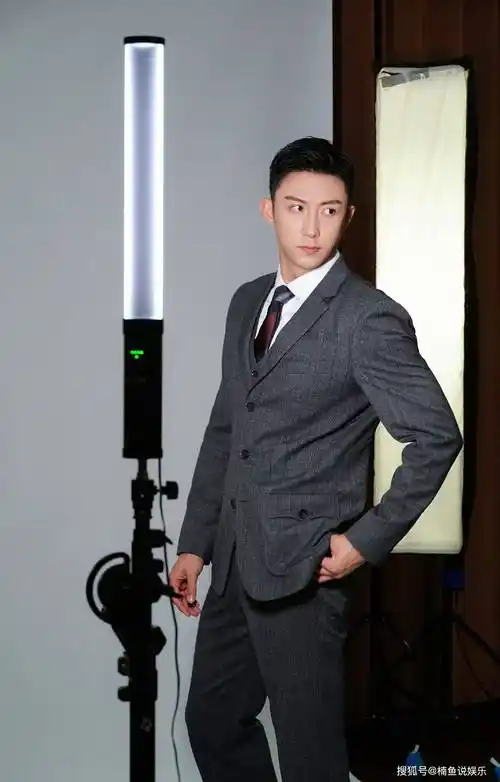 黄景瑜怎么可以这么帅穿西装上综艺霸气十足堪称行走的荷尔蒙