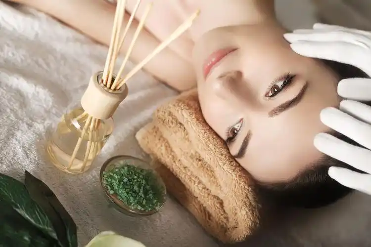 正在做脸部按摩护理的女人