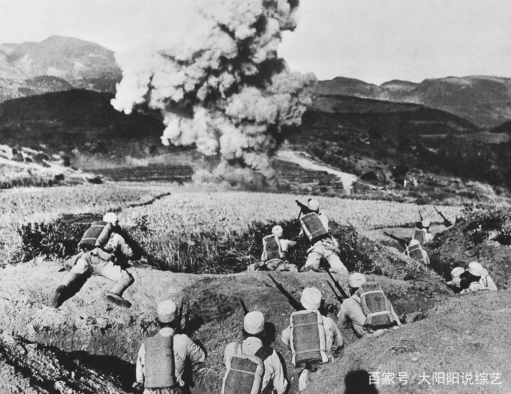 抗日战争时期珍贵图集:人民群众照顾八路军伤员,如亲人般的细致