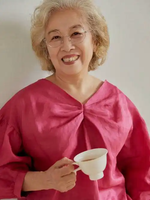 优雅气质,一头白发也体面_饱和度_衬衫_发型