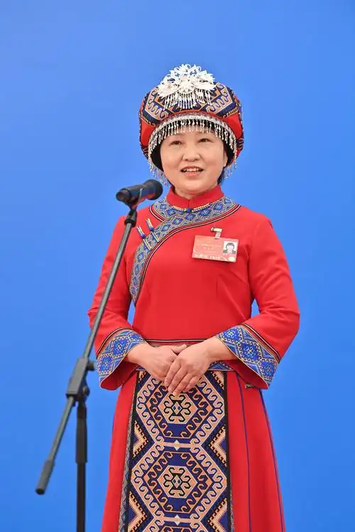 她走下"代表通道"后说:"英子姐姐"要为乡村振兴积极履职