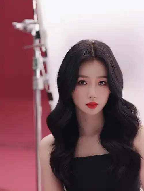 虞书欣红唇卷发花絮照##虞书欣卷发造型七宫格