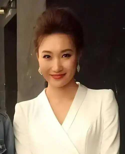 这样一个出过这么多问题的主持人为什么还能在中央总台的主持人名单中