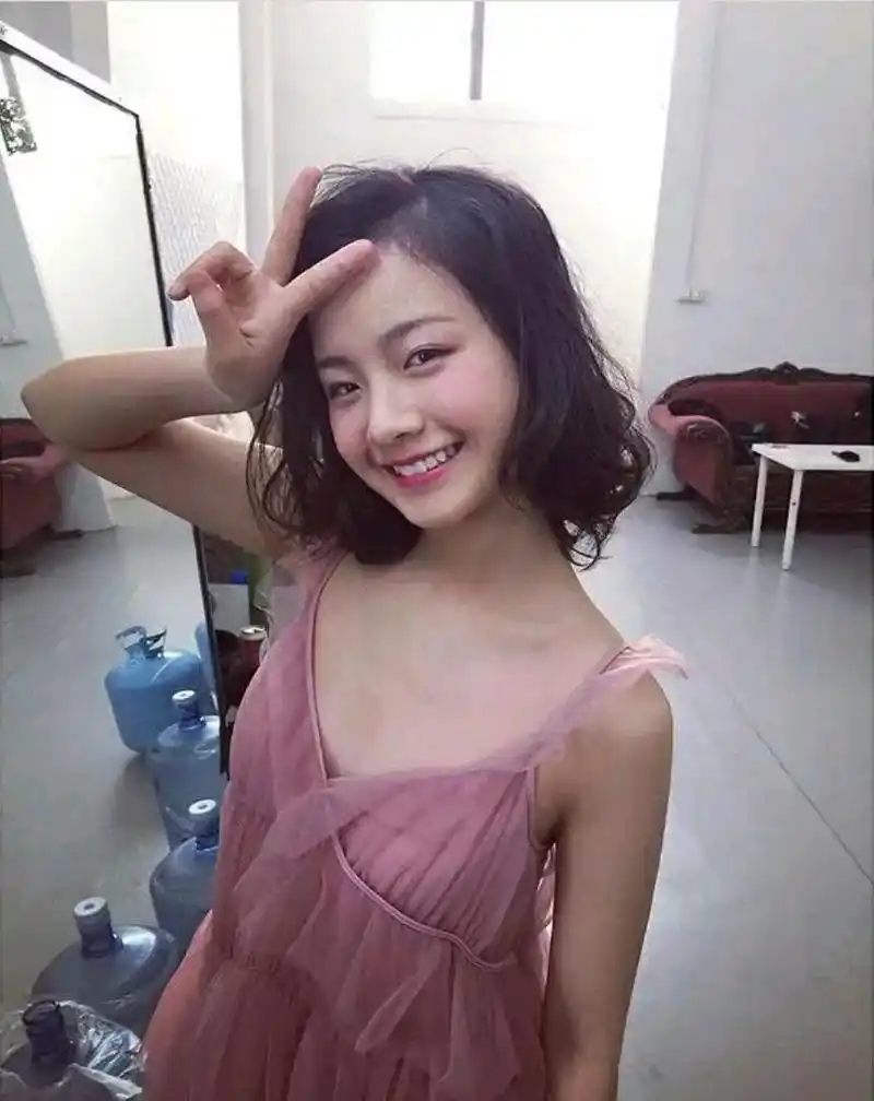 同学两亿岁:小美女李庚希写真图集