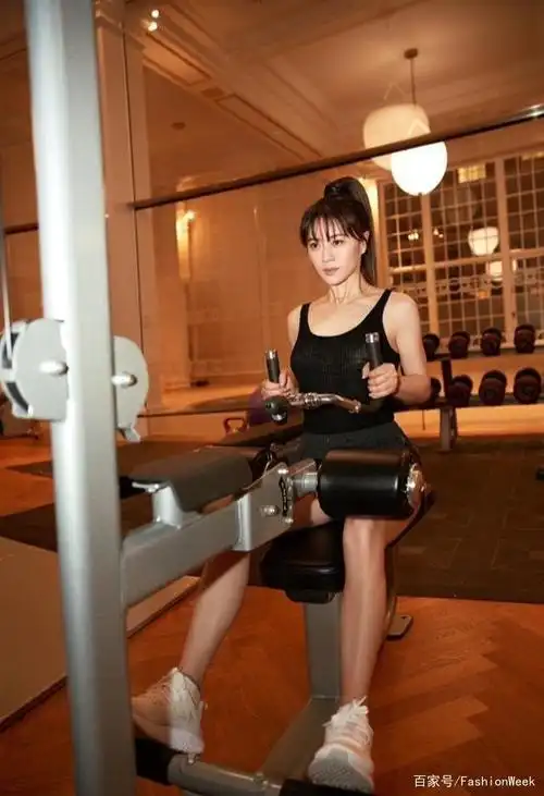 45岁田海蓉晒健身照,穿背心秀出事业线,散发成熟女性独特的魅力