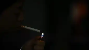 男人抽烟吐烟寂寞的烟特写心烦抽烟解愁孤独视频素材