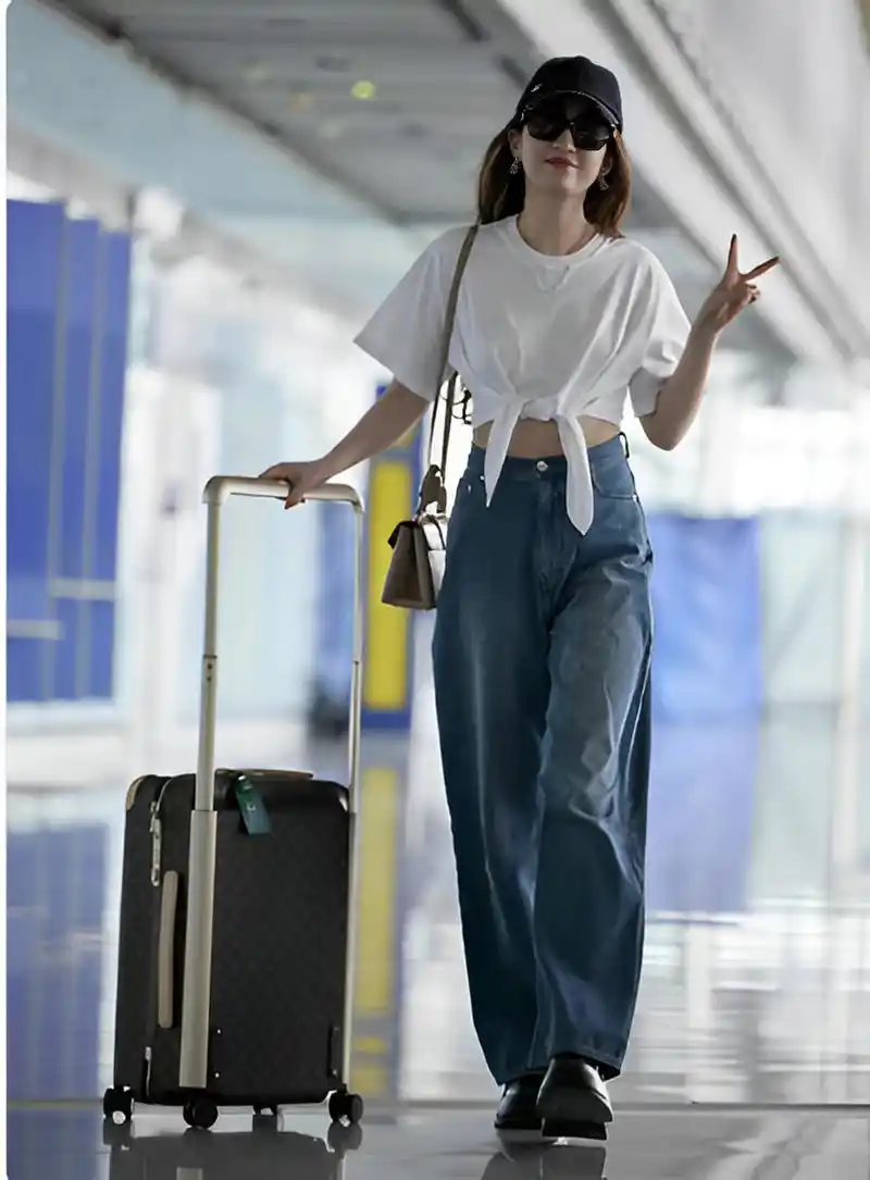 刘亦菲机场照上热搜!身穿白色露脐装性感十足!