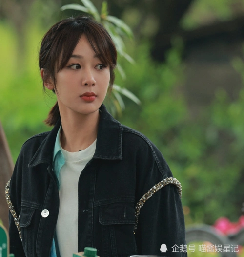 杨紫张艺兴穿同款睡裤合影又被安排坐一起同款白鞋再次抢镜