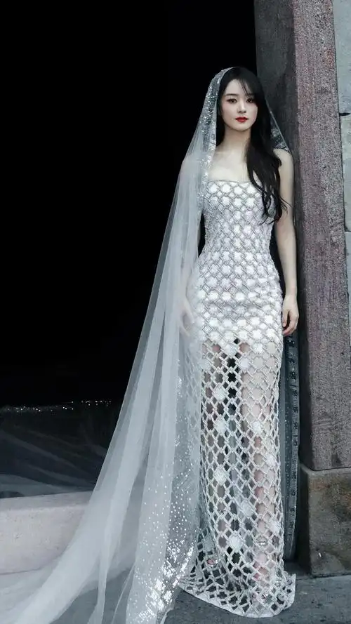 赵丽颖出席代言品牌活动晚宴,身穿抹胸星光高定礼裙,优雅又明艳|礼服