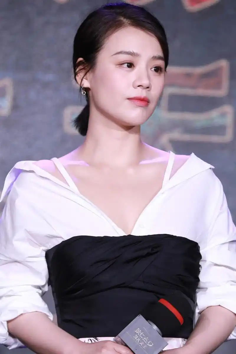 马思纯的笑容,好像特别的有感染力!而且她的皮肤很好!也很白哦!