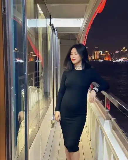 朱珠果然是嫁给爱情,怀孕后晒孕照自嘲是爱动的胖子