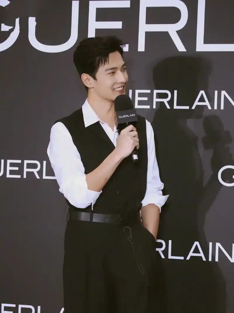 就现在 我堵一个十年后还会陪着你的人#杨洋 #西装杀 #生图 - 抖音