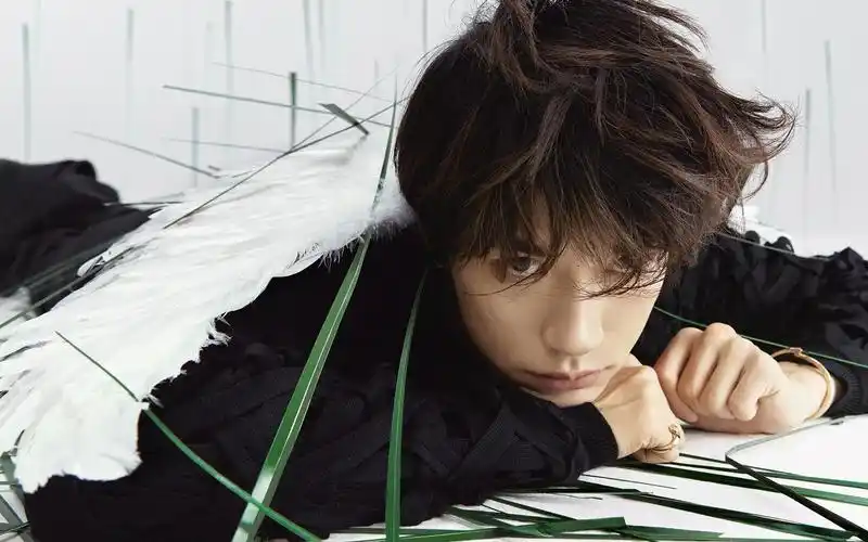 小鲜肉易烊千玺elle时尚5月刊封面