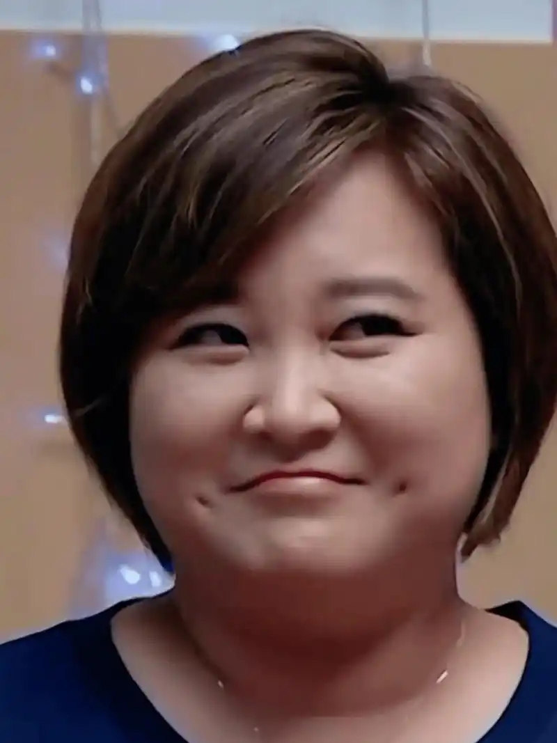 贾玲笑起来,脸上的酒窝真明显.  好喜欢这样女孩的笑,很治愈.