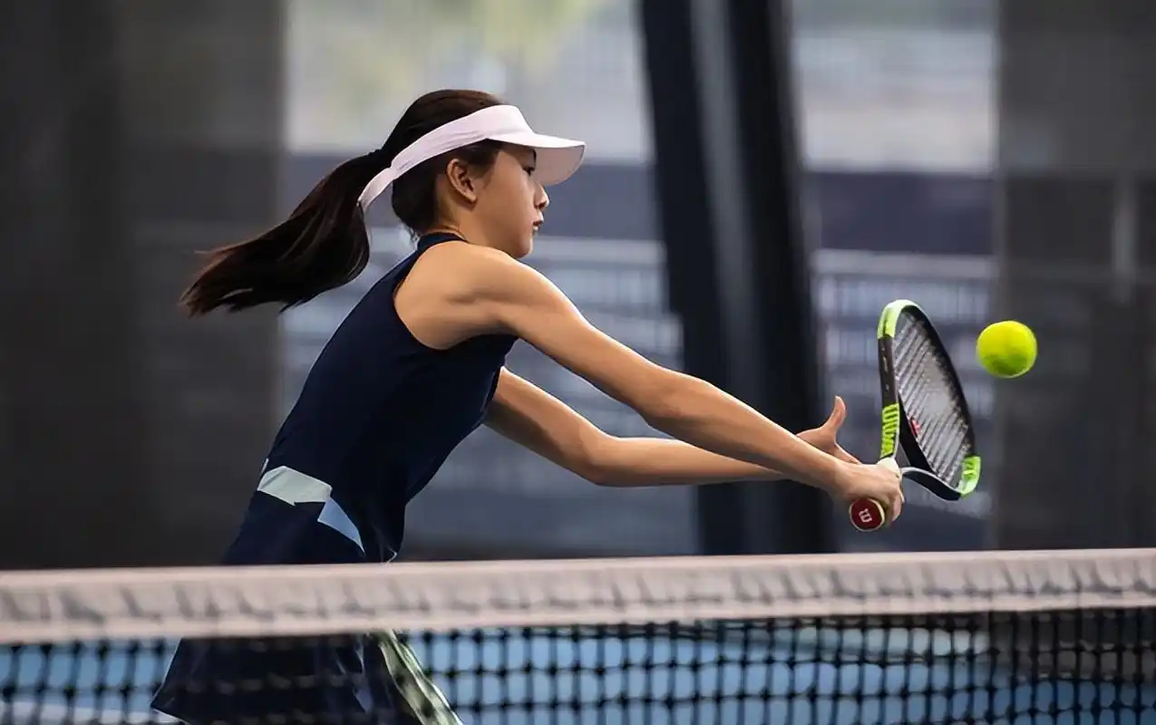 田亮一家4口亮相!15岁森碟个头超父母,貌美肤白大长腿打网球