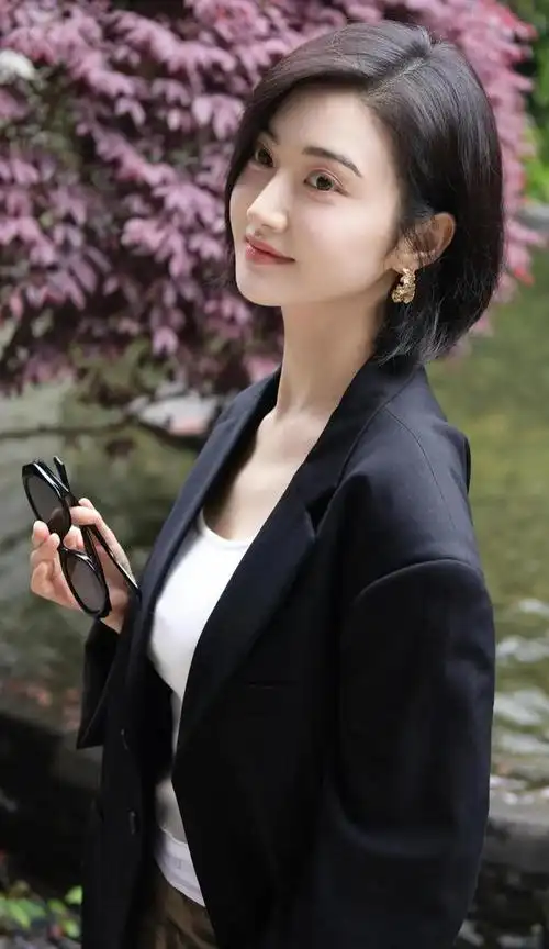 景甜西装搭配白色背心写真大片,美到让人心动,让你大饱眼福!