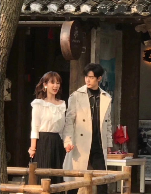 原创余生路透肖战杨紫十指紧扣精心打扮这回看上去是越来越配