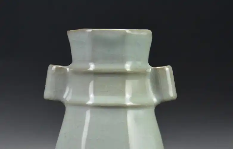 宋官窑瓷腻如玉 贯耳瓶尽现宋代官窑酥润含蓄之美