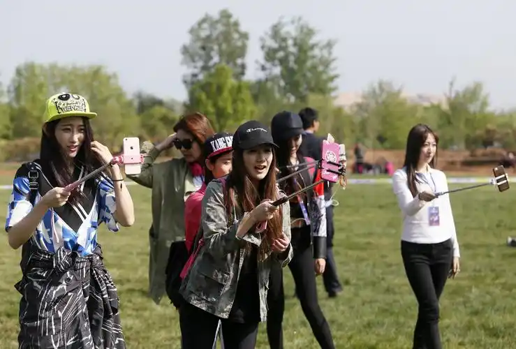 这是国内首支专注极限运动直播的团队,让美女帅哥主播们走向户外,做