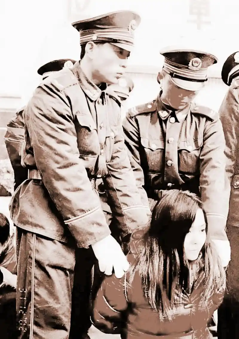 这是1990年代死刑犯在郊区刑场上的最后一张照片.