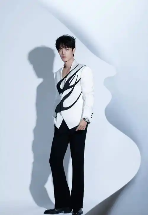 王鹤棣露腹,肖战露背,男爱豆为了杂志销量,陷入卖肉怪圈_明星_封面