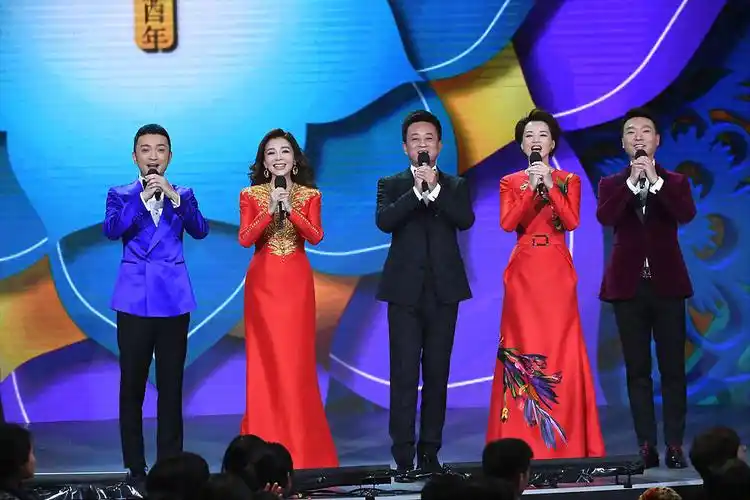 2017央视春晚主持阵容豪华 董卿朱军康辉朱迅搭档