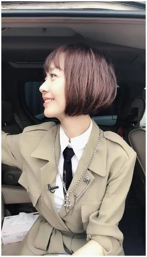 原创陈鲁豫有49岁穿一身牛仔衣服感觉胖10斤罕见这么美减龄时髦