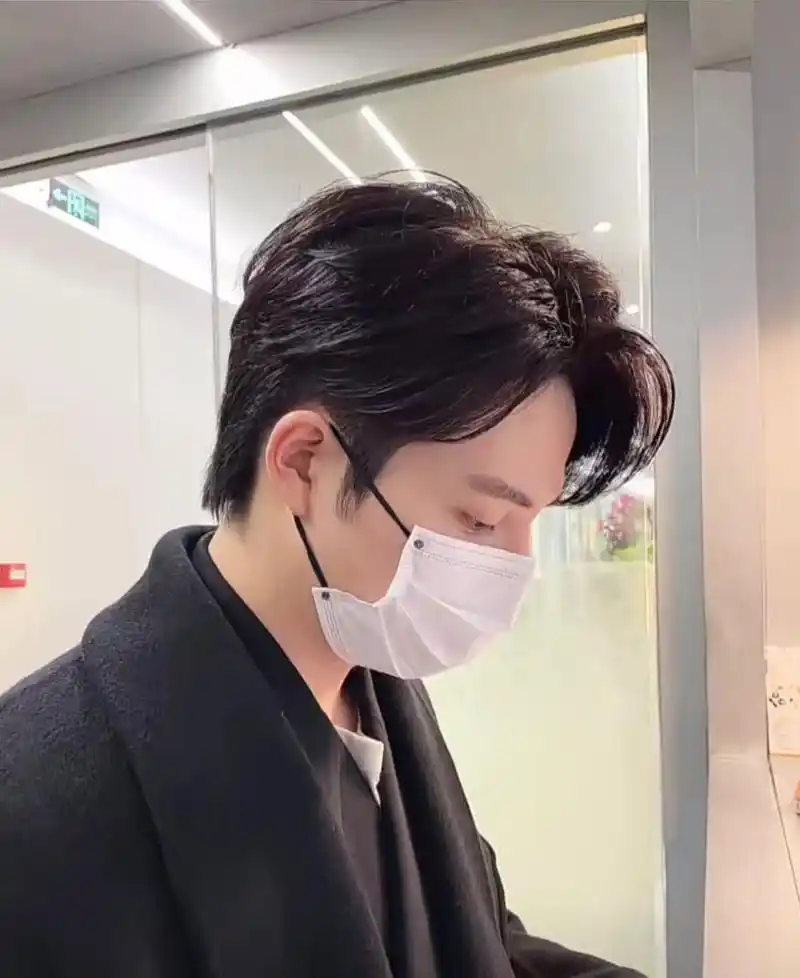 男生三七分偏分斜刘海发型帅气又小鲜肉 男生三七分偏分斜刘海发型