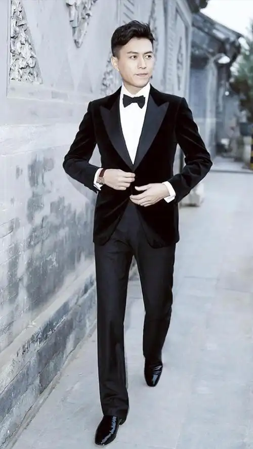 站角落合照依然抢眼,西装笔挺太帅气