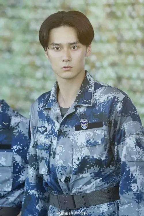 黄子韬杨幂佟丽娅孙杨军装英姿飒爽_高清图集_新浪网