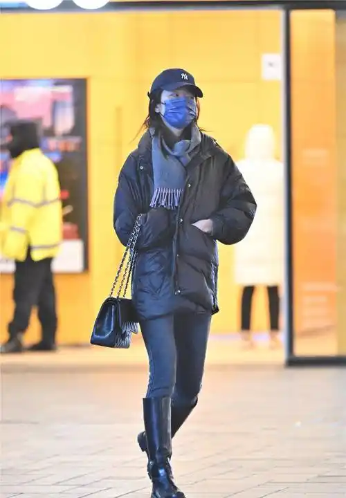 紧身牛仔裤搭配长靴,冬季的经典,每一位美女的搭配都不一样_风格_黑色