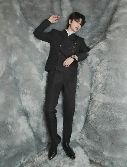 蔡徐坤黑色长斗篷造型