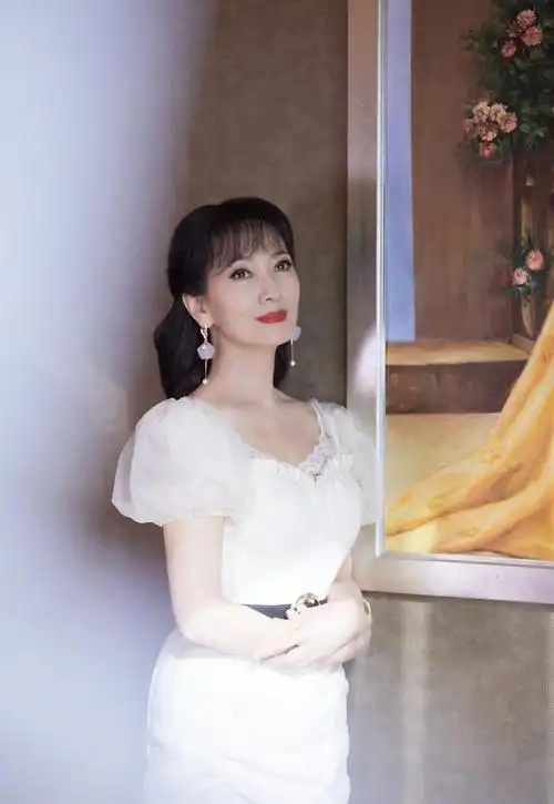 70岁赵雅芝不认老竟敢穿超短裤,大秀性感美腿,远看就像一少女